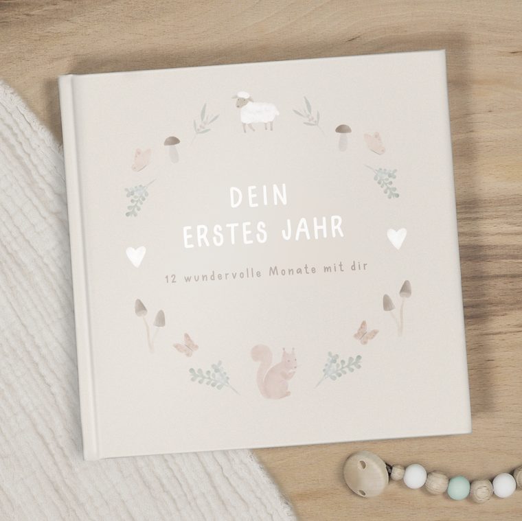 Ein gedrucktes BabyTales Hardcover, Dein erstes Jahr, auf einem Holztisch